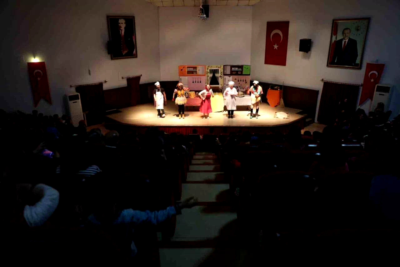 “Harikalar Mutfağı” isimli çocuk oyunu sahnelendi
