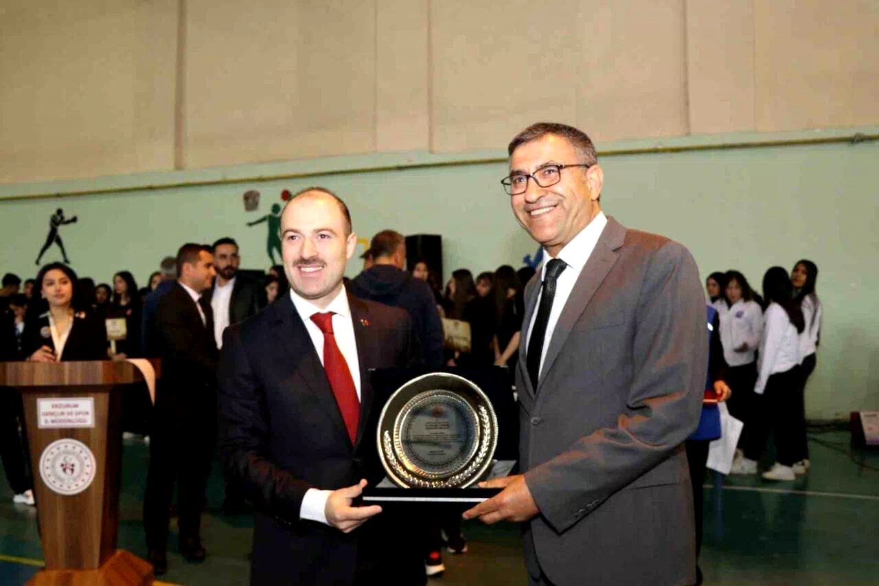 Hasan Oğuz’a anlamlı plaket