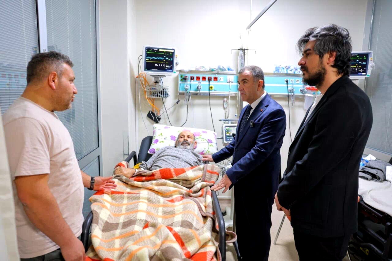 Hastanede tedavi gören vatandaşlara bayram ziyareti