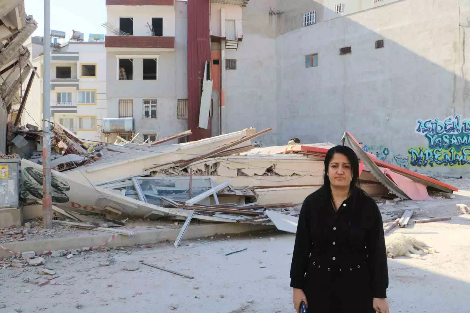 Hatay Samandağ’da depremde hasar gören 3 katlı bina, 2 katlı dönercinin üzerine devrildi.
