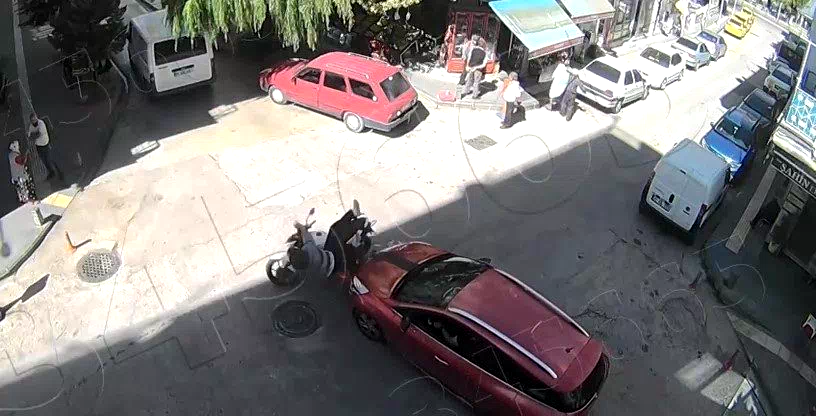 Havada takla atan motosikletli hiçbir şey olmamış gibi ayağa kalktı