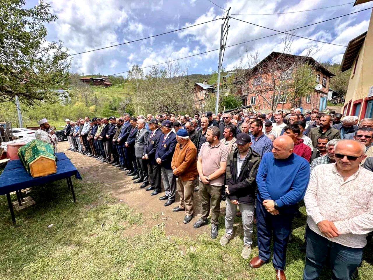 Hayatını kaybeden şehit babası son yolculuğuna uğurlandı