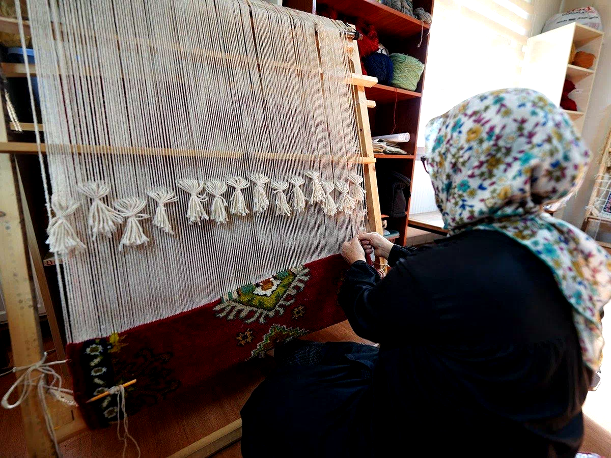 Hem geleneksel sanatları yaşatıyorlar hem de aile bütçelerine katkı sağlıyorlar