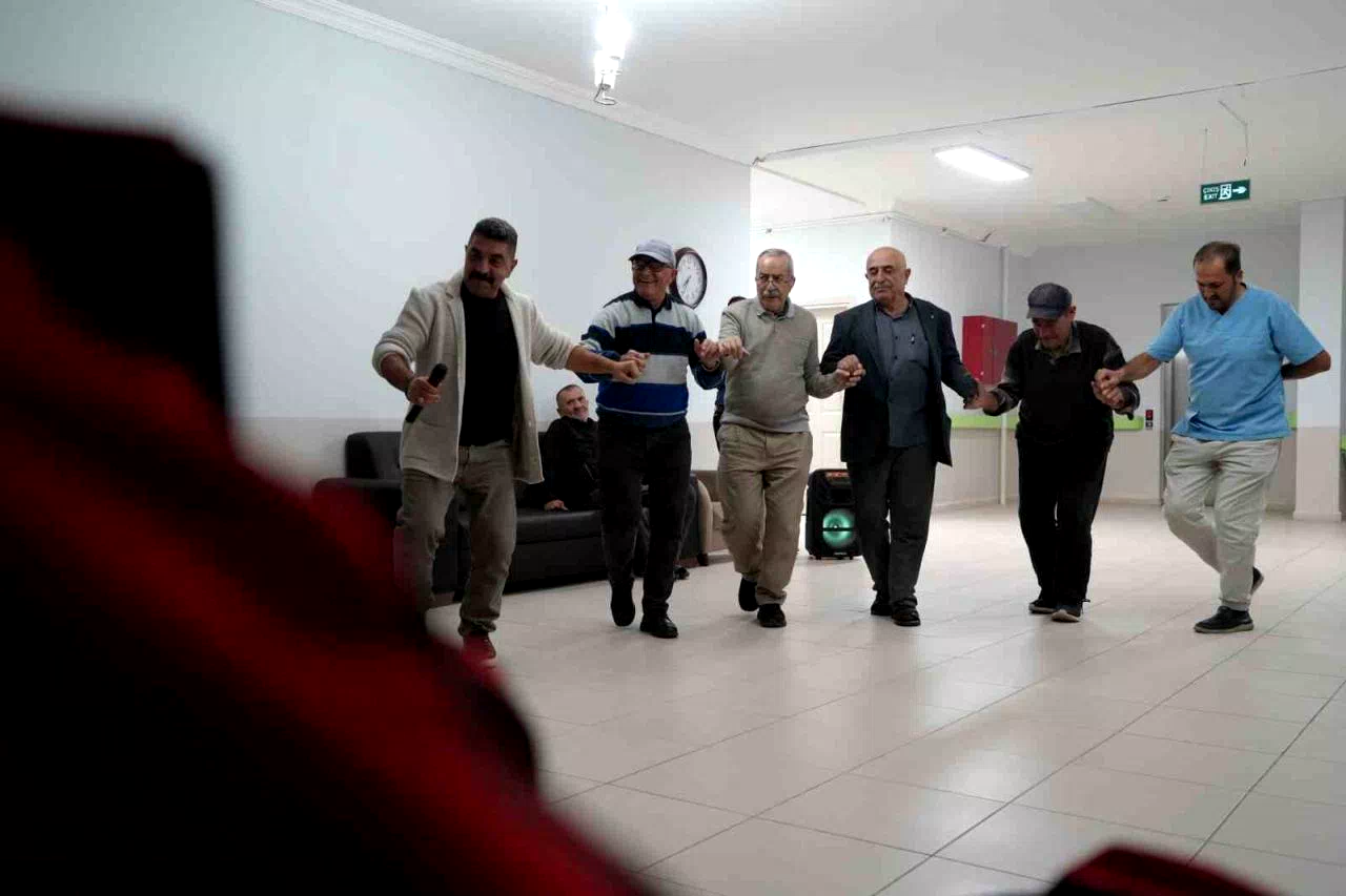 Hem kaynaştılar hem eğlendiler: Huzurevi sakinleri Bayburt’ta keyifli bir gün geçirdi