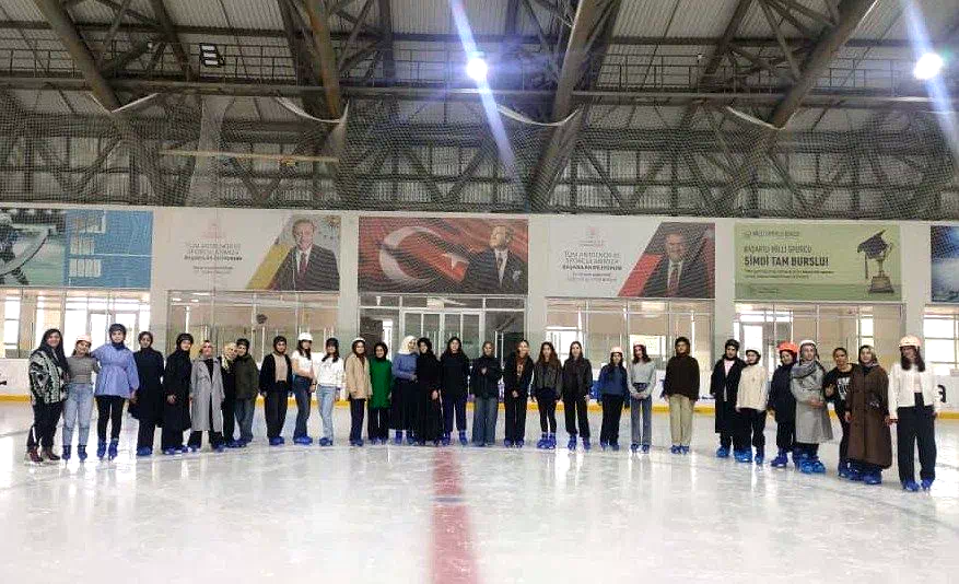 Hem okuyorlar hem buz pateni öğreniyorlar