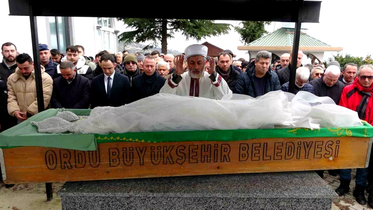 Hemşire adayı Mina, gelinliği ile son yolculuğuna uğurlandı