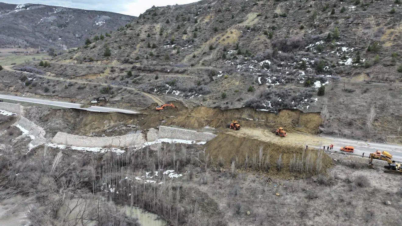Heyelan nedeniyle Erzincan-Kelkit yolunda ağır tonajlı araçlar için trafik durdu.