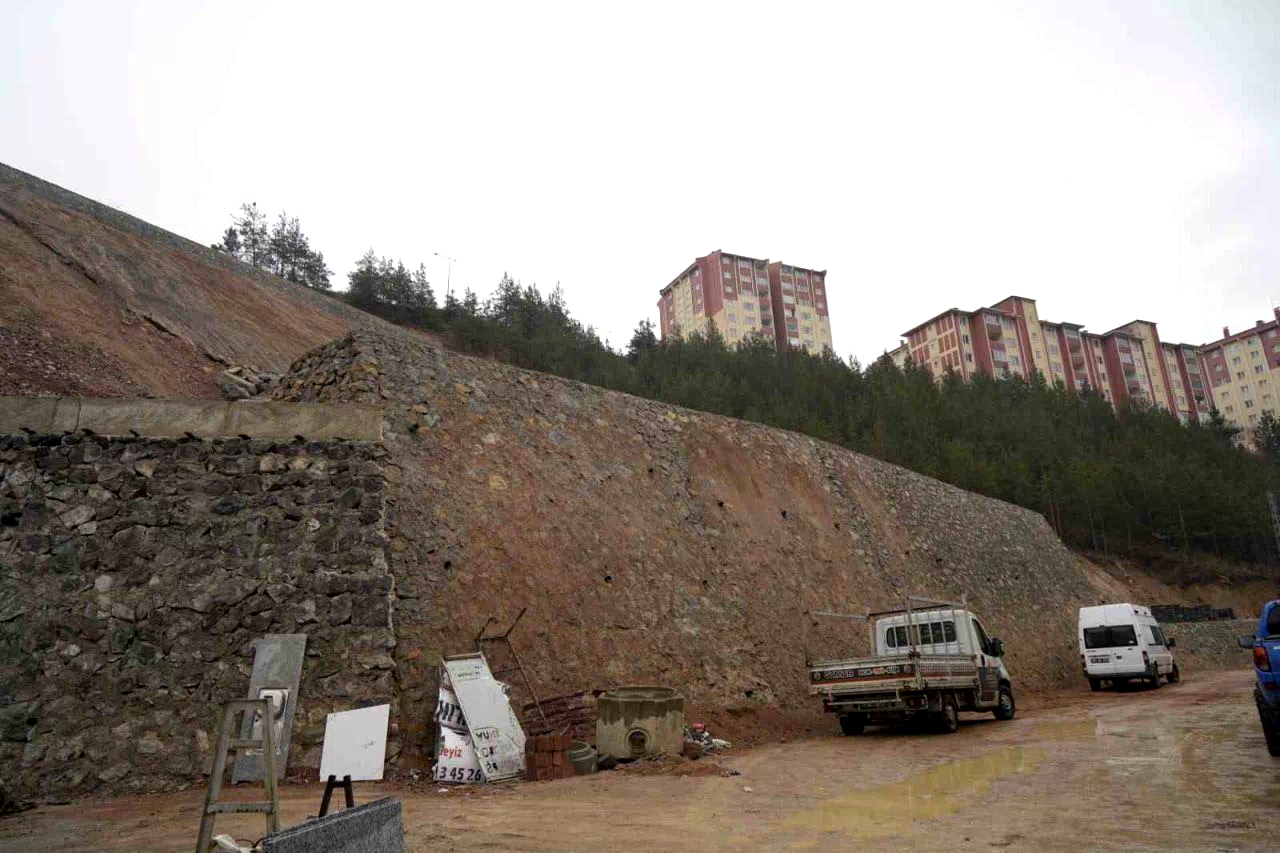 Heyelan sonrası yapılan istinat duvarlarında çatlaklar oluştu