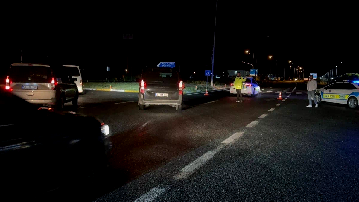 Heyelandan kapanan Erzincan-Sivas kara yolu yeniden ulaşıma açıldı