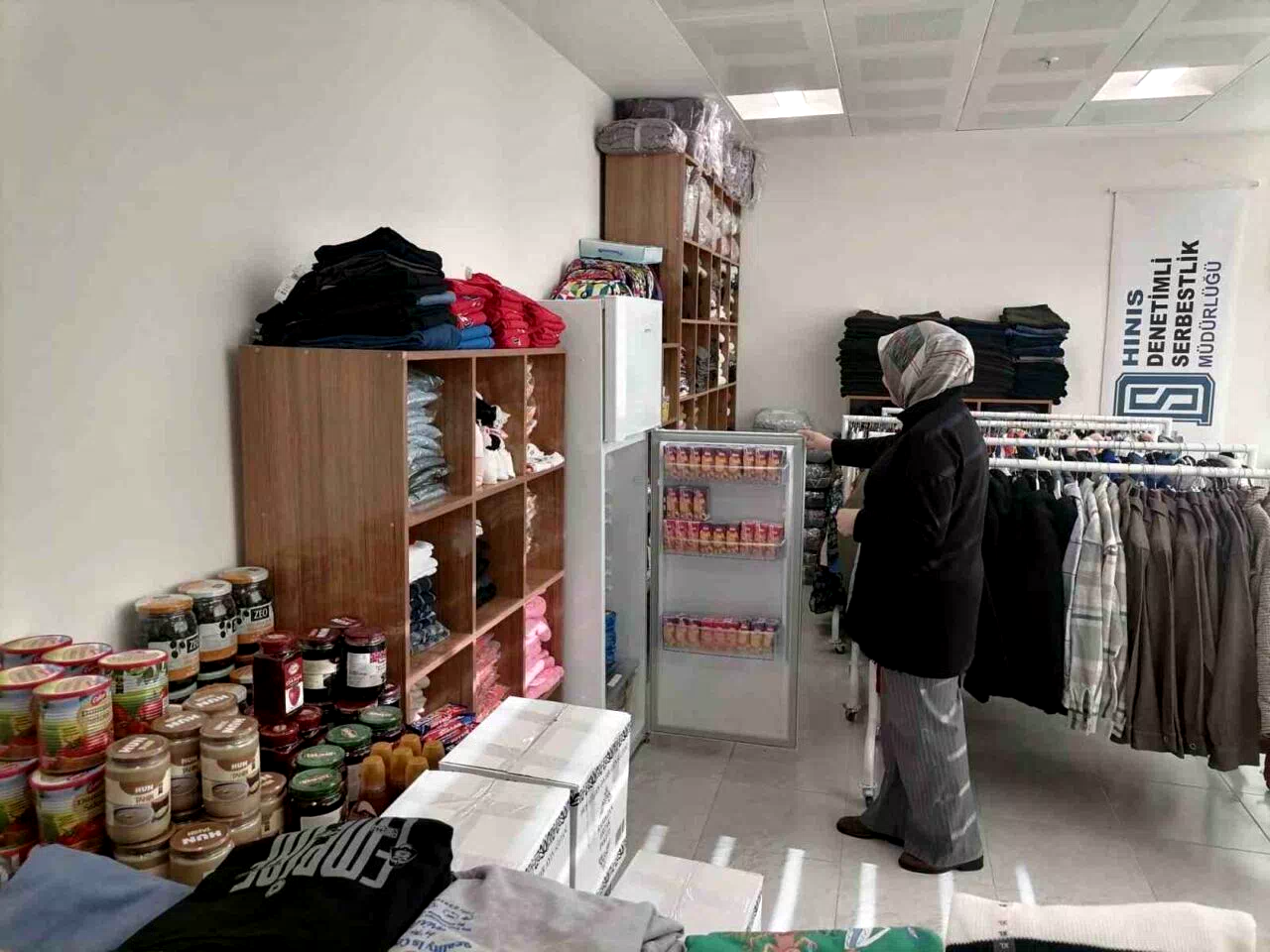 Hınıs adliyesinde sosyal market açıldı