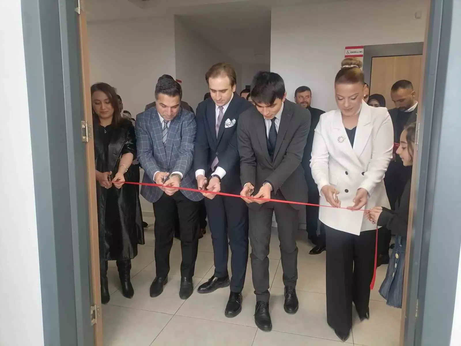 “Hınıs’ta Atatürk İlkokulu’na Yeni Kütüphane Açıldı”