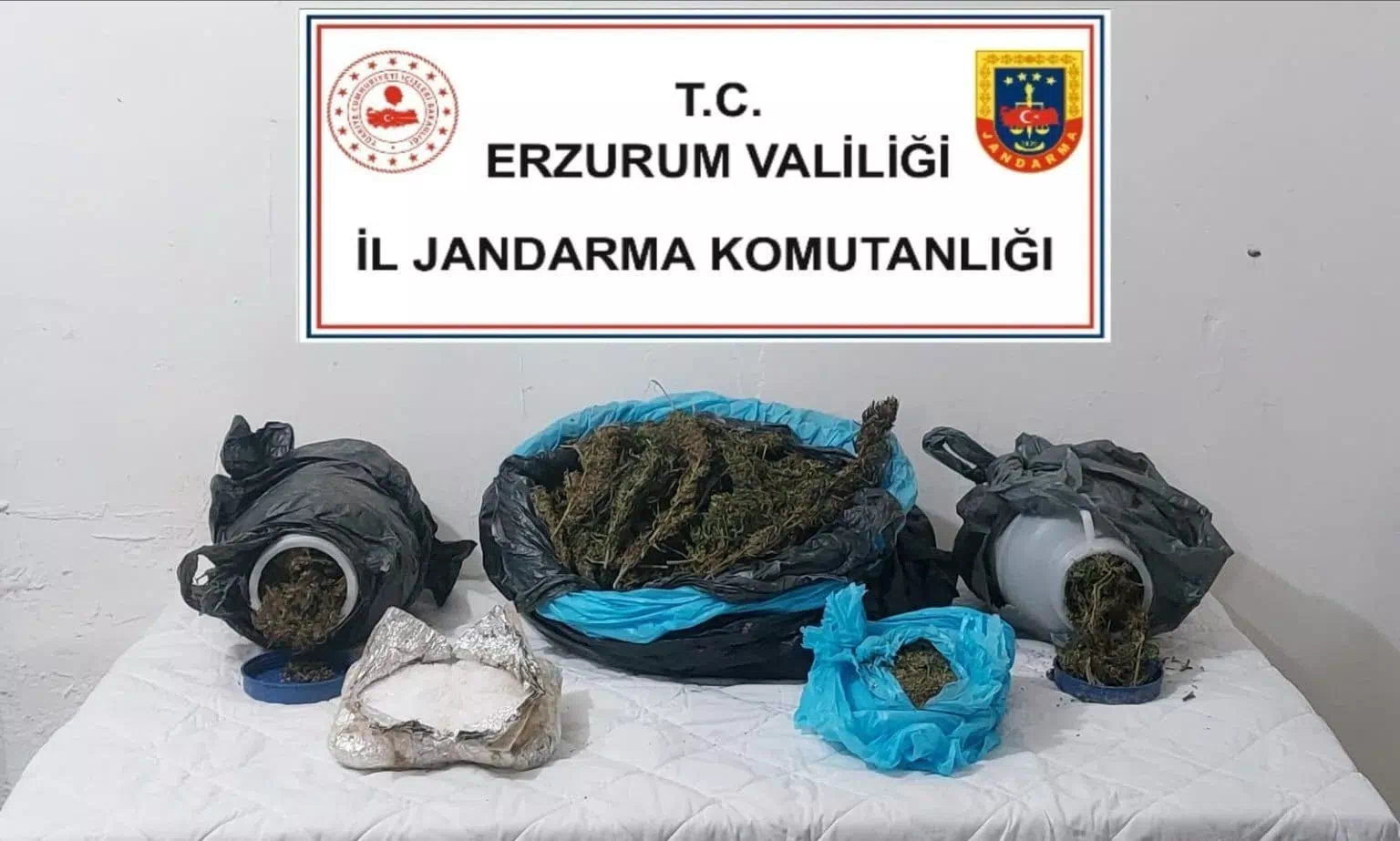 Hınıs’ta Jandarma Operasyonunda Koz ve Kubari Esrar Ele Geçirildi