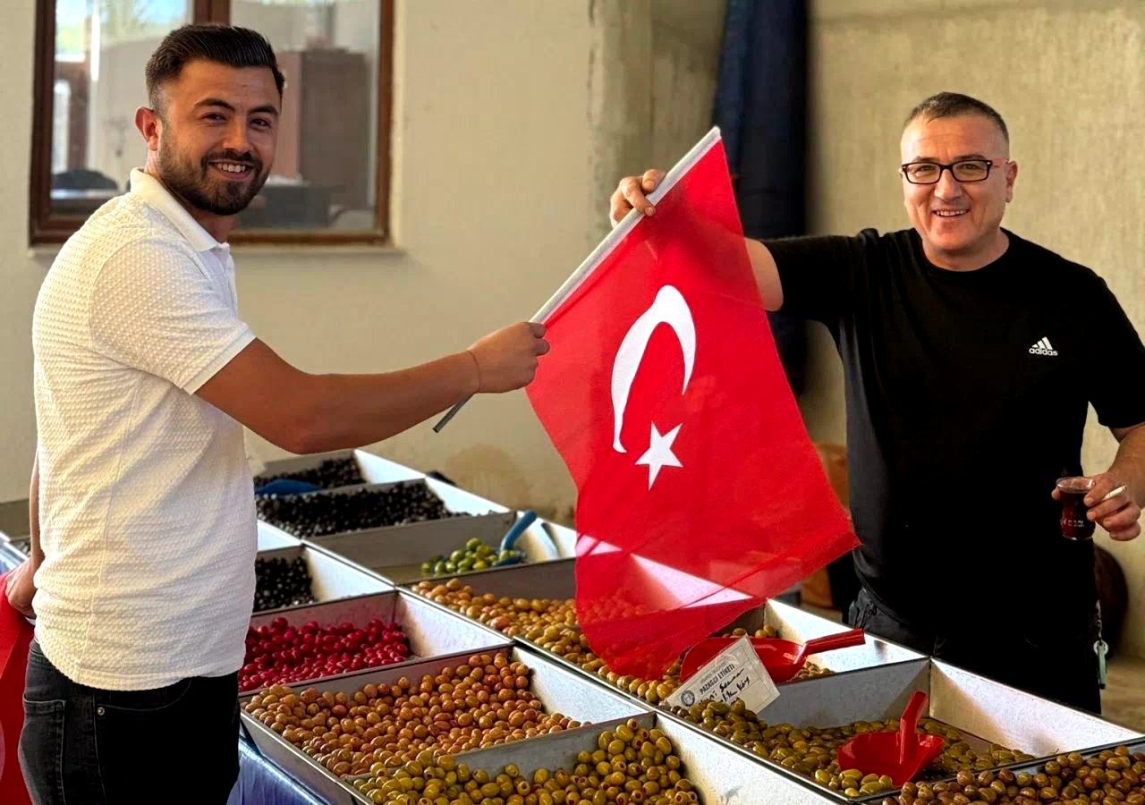 Hisarcık AK Gençlikten üye kaydı ve esnafa Türk bayrağı dağıtımı