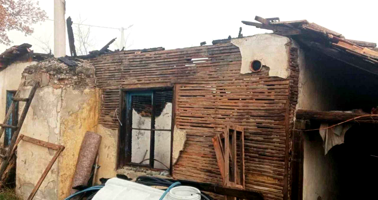 Hisarcık’ta çıkan yangında deprem konutu kullanılmaz hale geldi