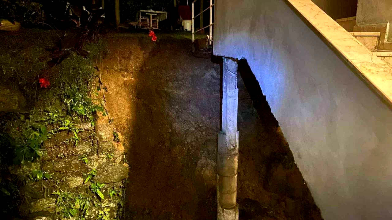 Hopa’da istinat duvarı çöktü, 3 katlı ev tahliye edildi