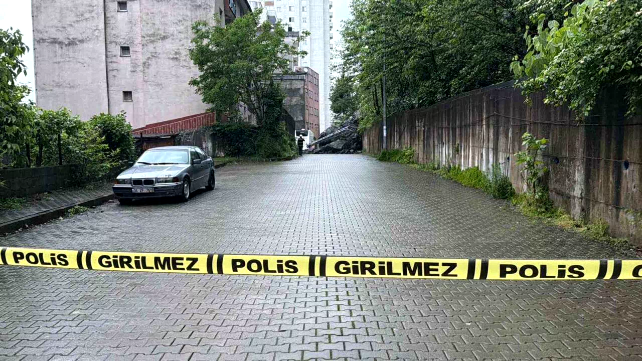 Hopa’da yağış sonrası heyelan: Dev kayalar yolu kapattı