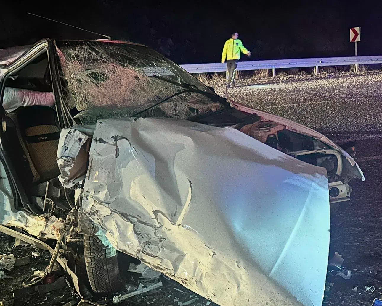 HORASAN’DA KARŞI YÖNDEN GELEN ARAÇLA ÇARPIŞAN OTOMOBİLDE 1 KİŞİ HAYATINI KAYBETTİ, 3 KİŞİ YARALANDI.