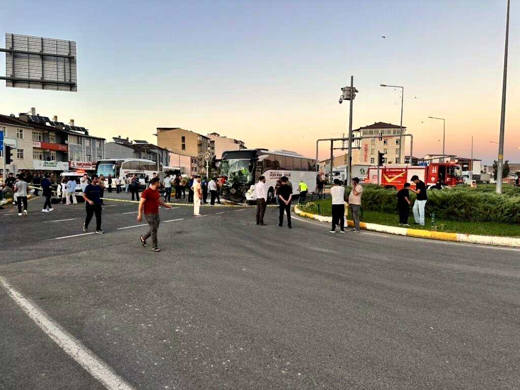 Horasan’da yolcu otobüsü ile traktör çarpıştı: 8 yaralı