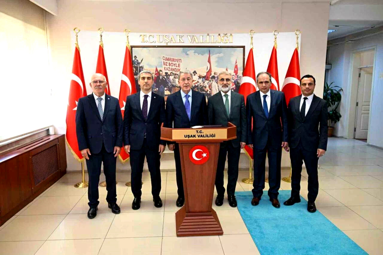 Hulusi Akar ve Taner Yıldız bir dizi ziyaretler için Uşak’a geldi