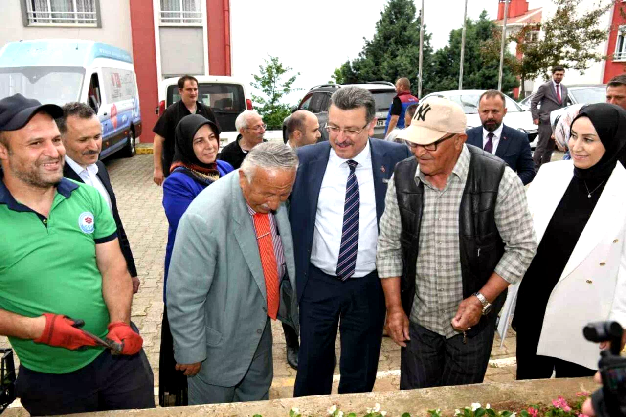 Huzurevindeki yaşlı babaları unutmadı