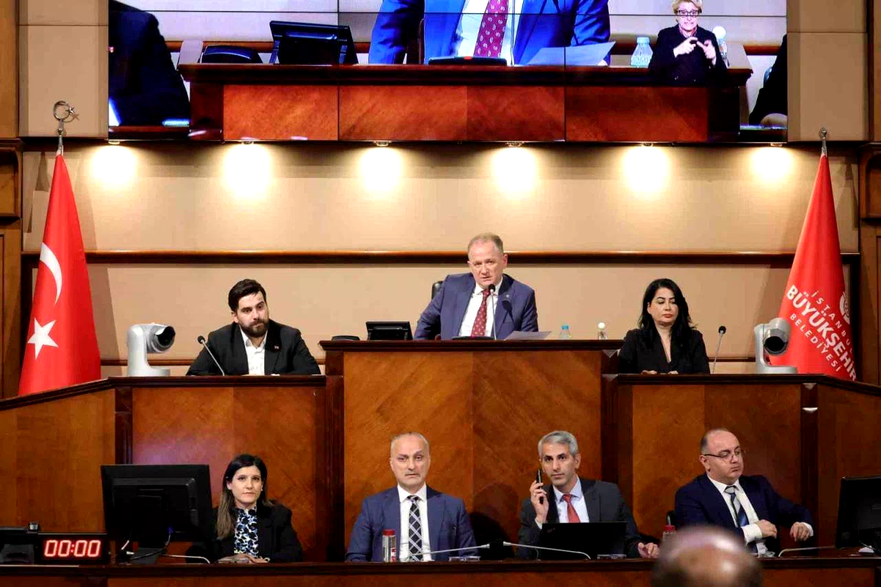 İBB Meclisi’nde çöpe atılan İSBİKE bisikletleri gerginliği