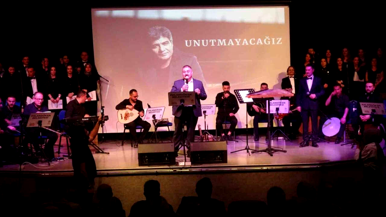 İbrahim Erkal sevgisi, salona sığmadı