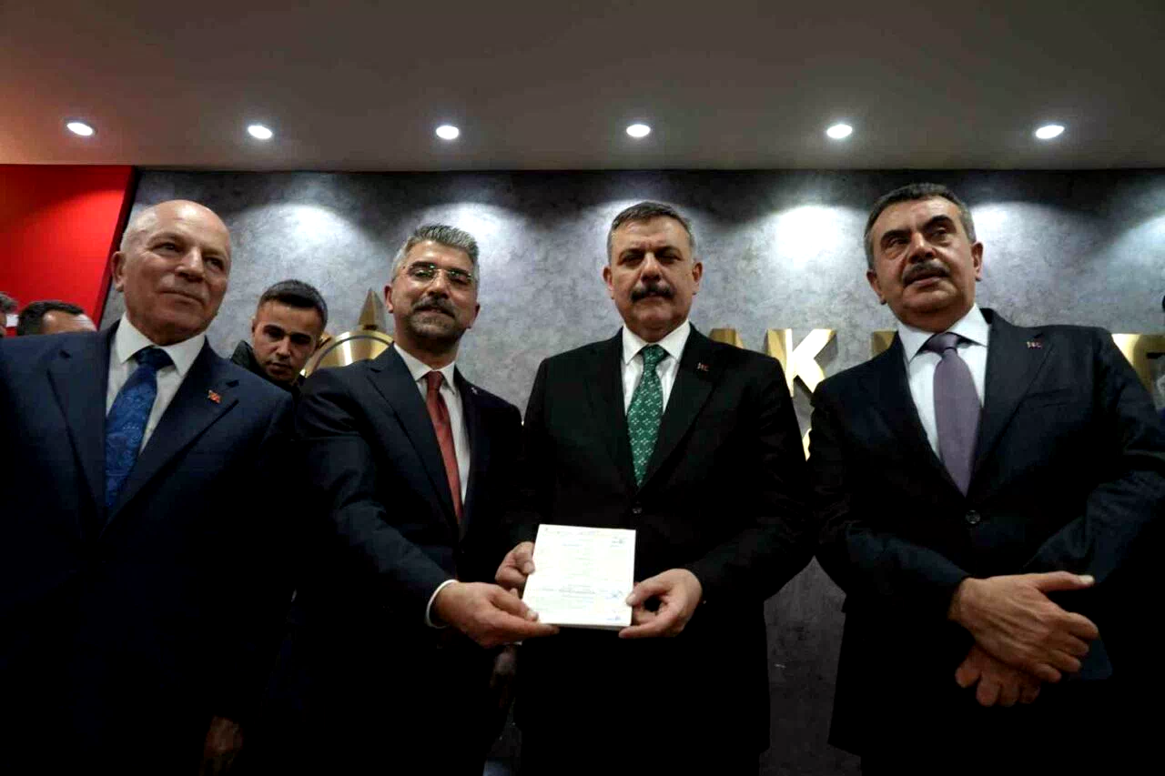 İçişleri Bakanı Çiftçi, AK Parti üyelik giriş beyannamesini imzaladı