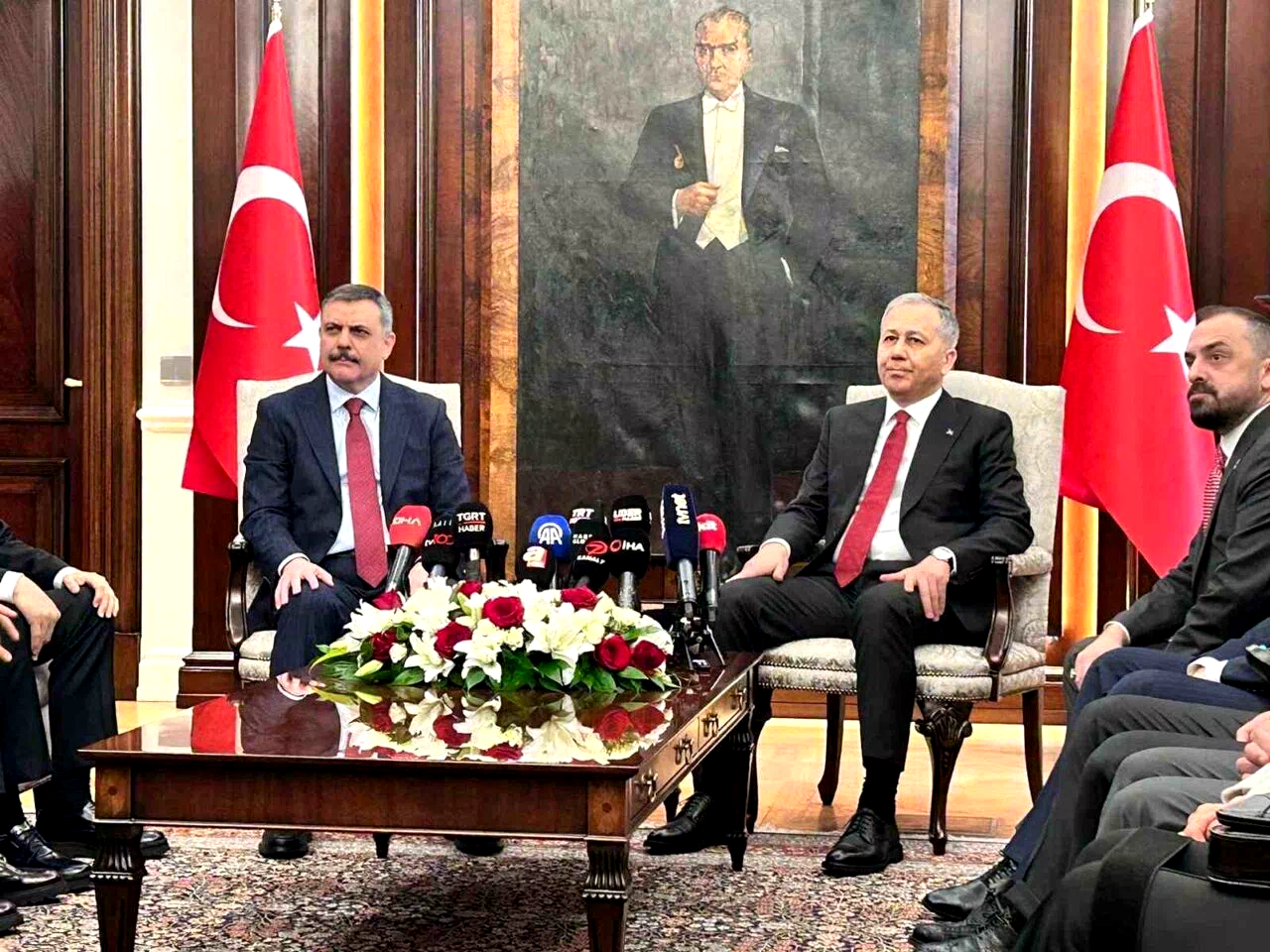 İçişleri Bakanlığında devir teslim töreni: Yeni Bakan Çiftçi, görevi Yerlikaya’dan devraldı