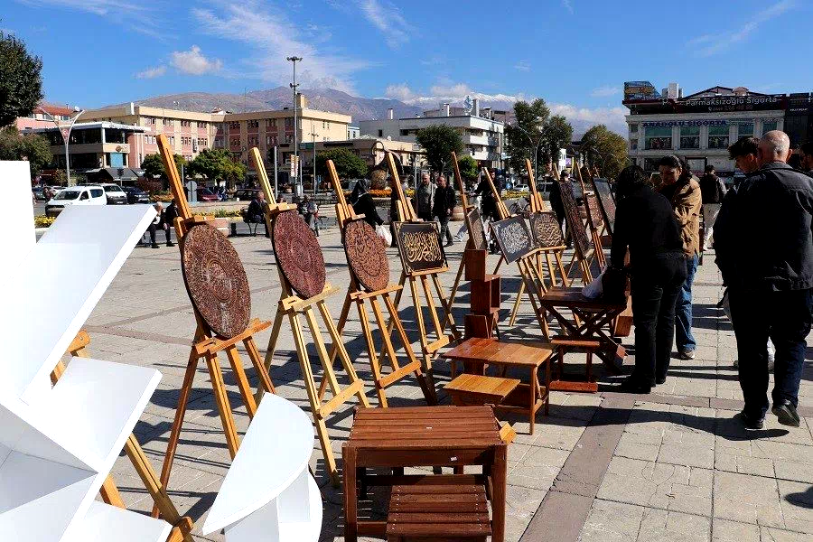İhtiyaç sahibi öğrenciler için hayır çarşısı düzenlediler