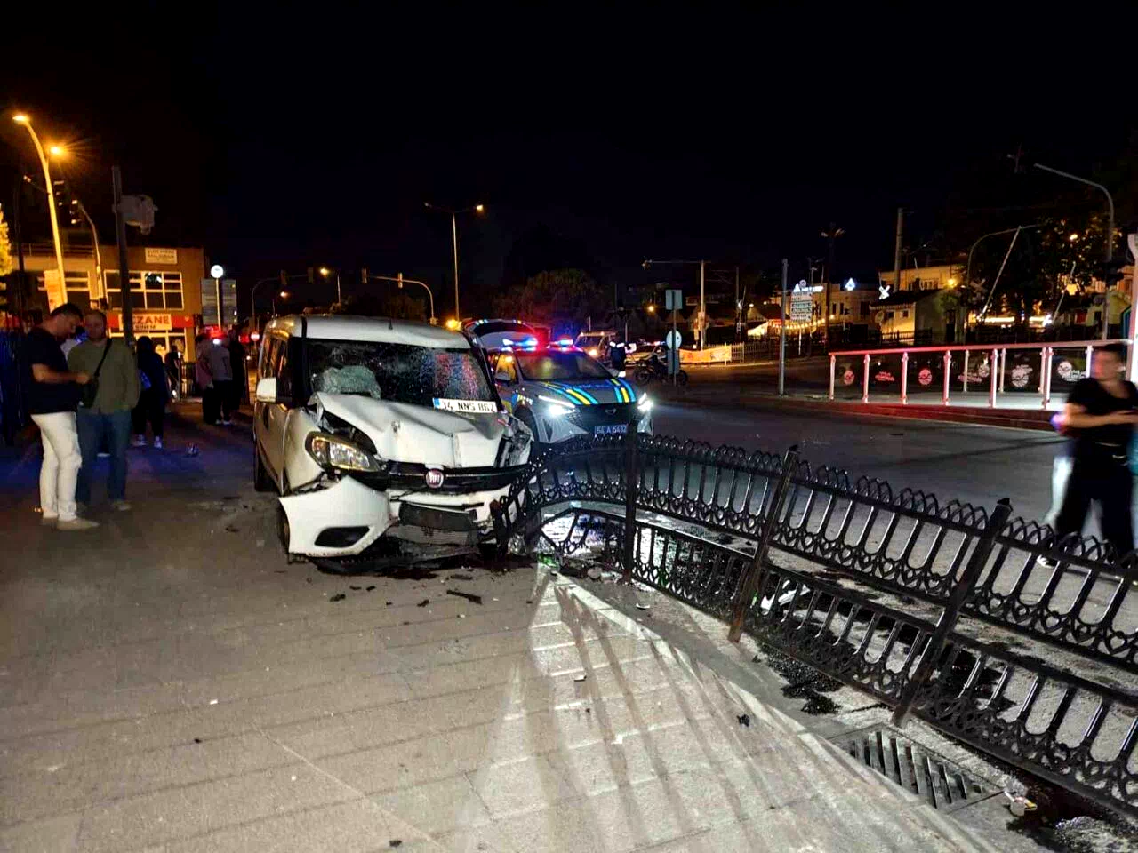 İki motosiklete çarpan sürücü ortalığı savaş alanına çevirdi: 1 ölü, 3 yaralı