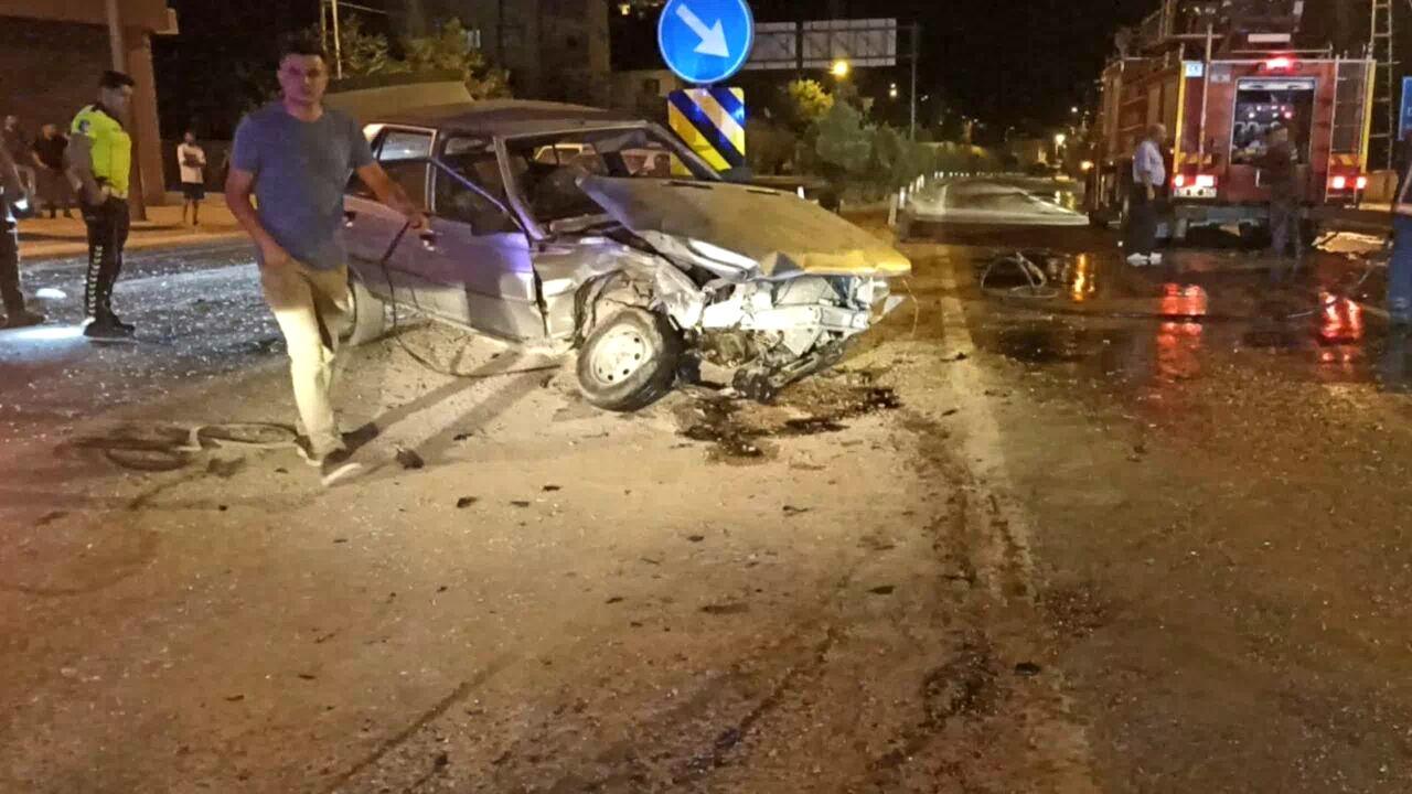 İki otomobil kafa kafaya çarpıştı: 1’i ağır 2 yaralı