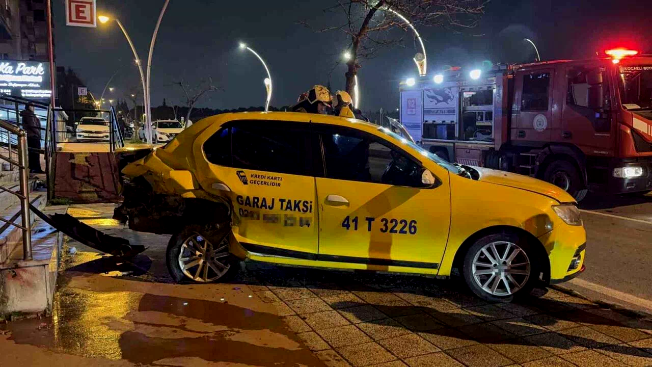 İki otomobilin çarpıştığı kaza maddi hasarla atlatıldı