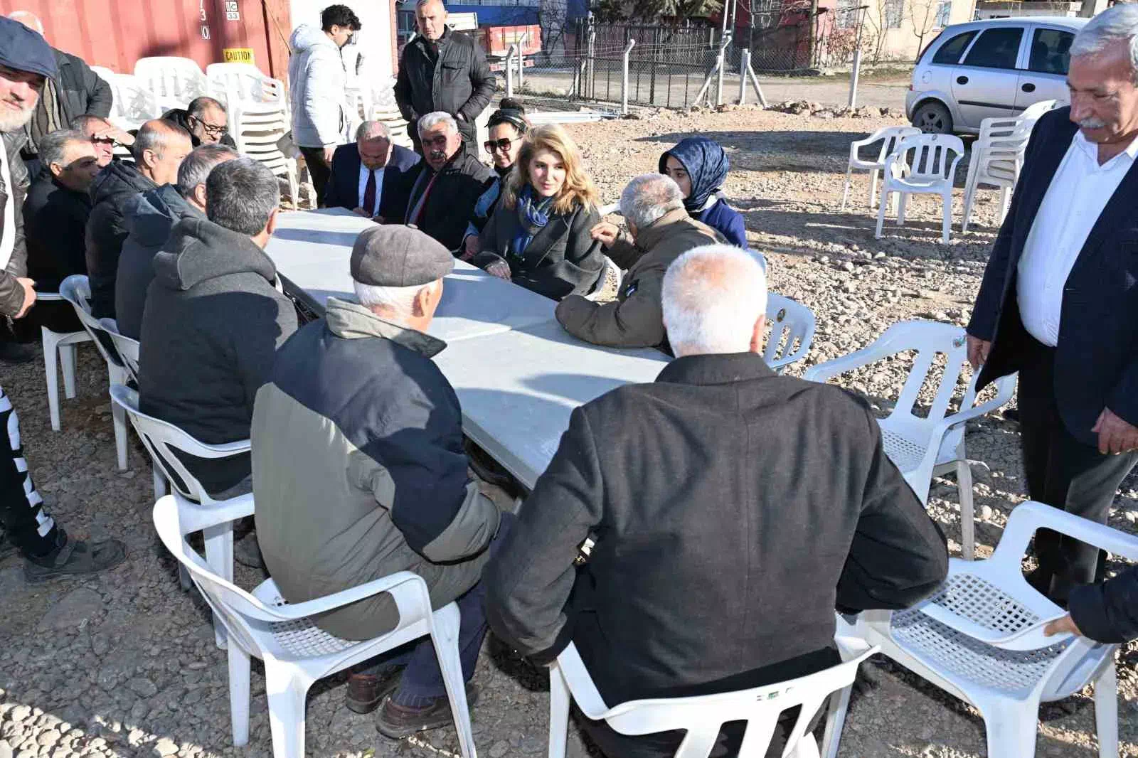 İkizce’de deprem konutları inceleyen AK Partili Milletvekili Ölmeztoprak İkizce’de yeni viyadük projesini duyurdu.