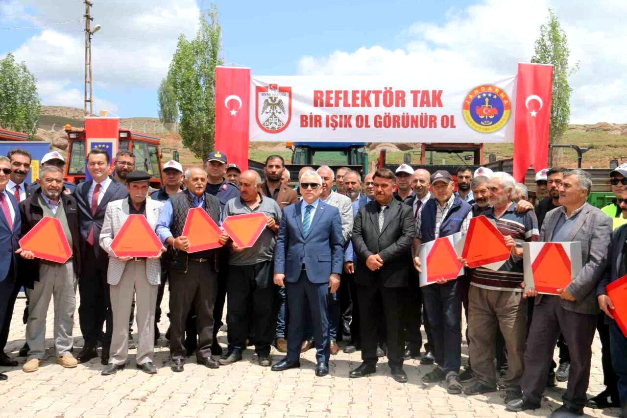 İl Jandarma Komutanlığı, artan traktör kazalarını önlemek için reflektör dağıttı