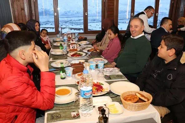 İl Jandarma Komutanlığı’ndan Öğrencilere İftar Programı ve Hediyeler