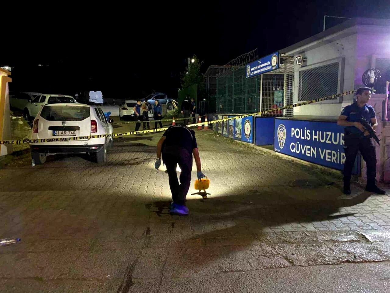 İlçe Emniyet Müdürlüğü önünde silahlı kavga: 2 yaralı