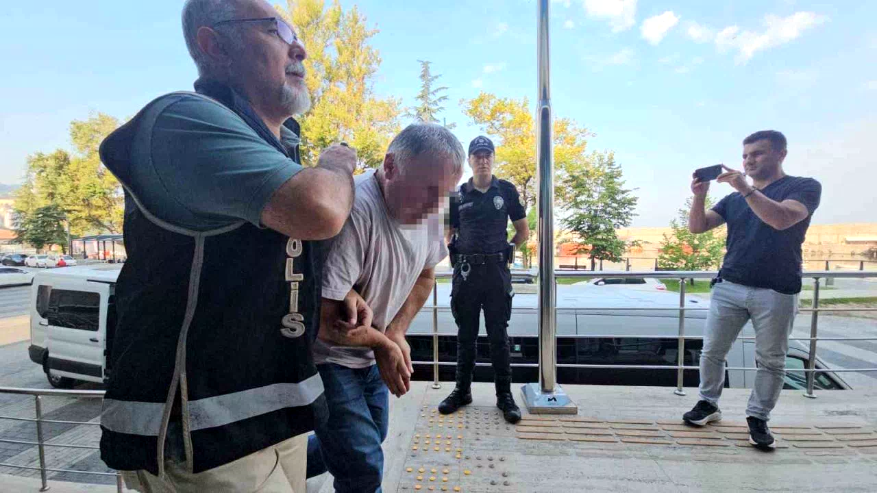 İlçe merkezinde dedektörle define ararken polise yakalandılar