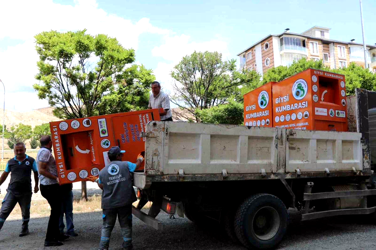 İlçenin dört bir yanına giysi kumbaraları