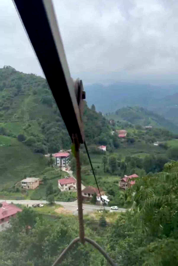 İlkel teleferikle ’heyecanlı’ yolculuk