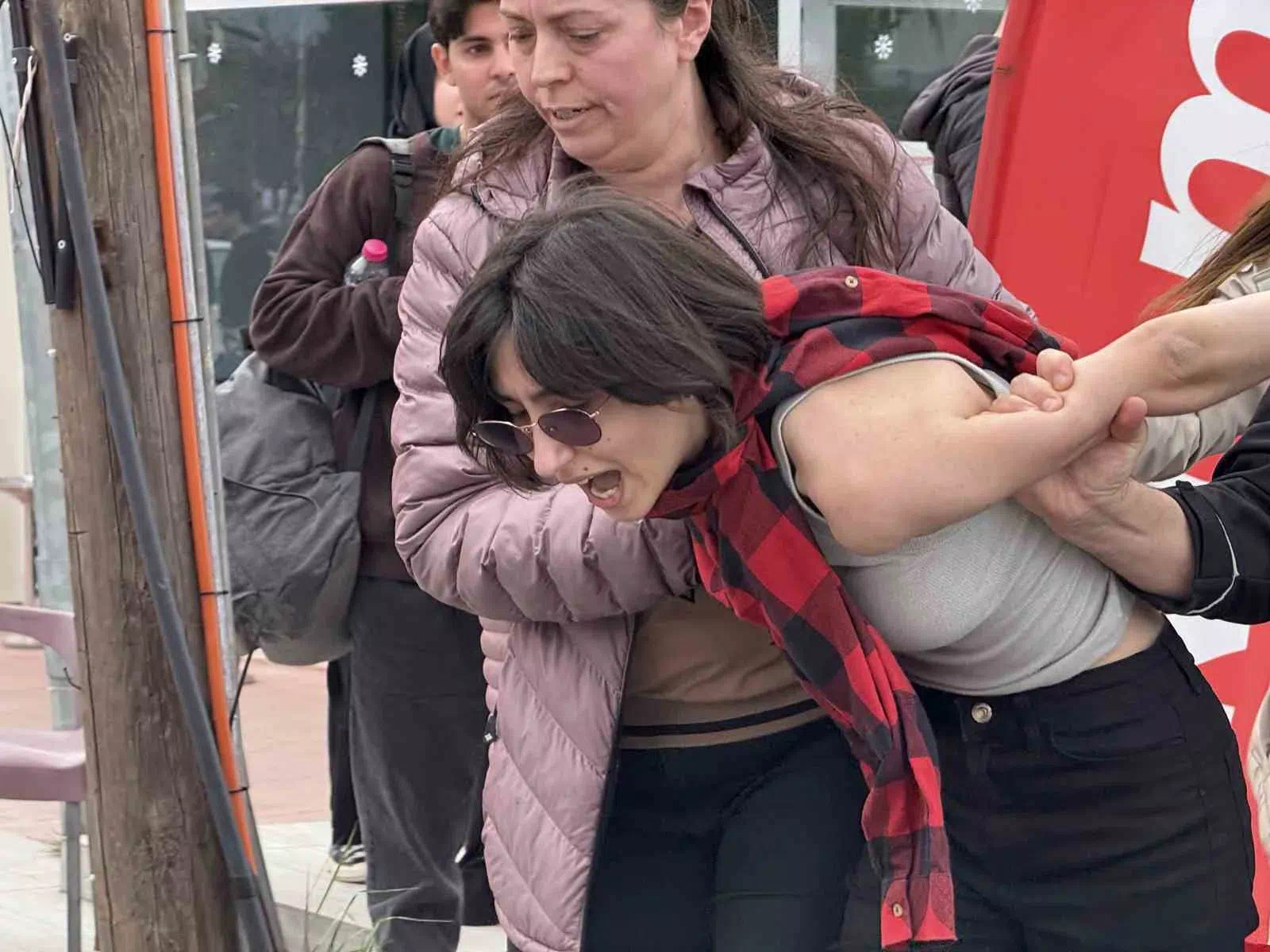 İmamoğlu’na Destek Veren Gruba Polis Müdahale Etti: 15 Gözaltı