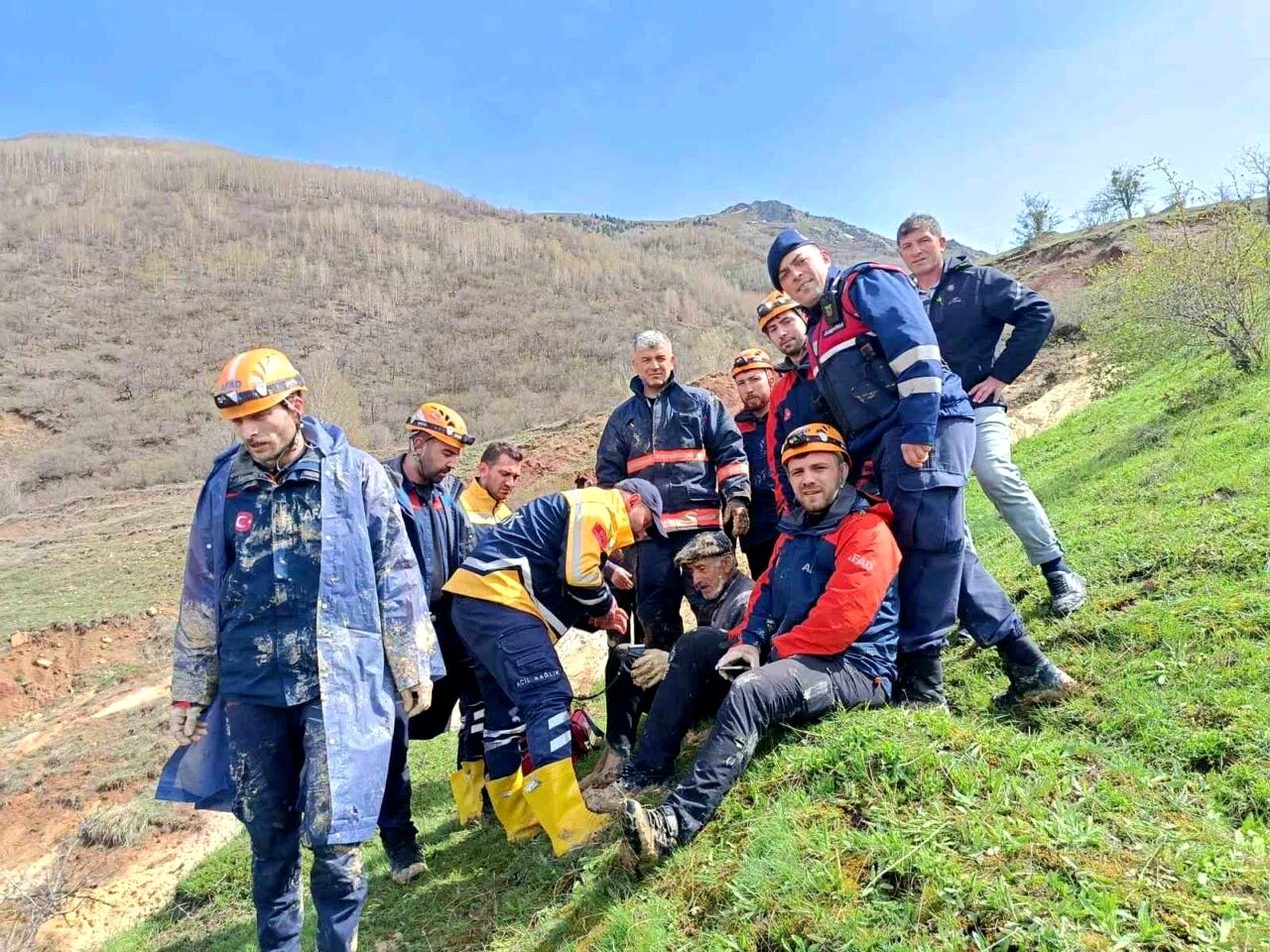 İneğiyle birlikte çamura saplanan vatandaşı AFAD ekipleri kurtardı