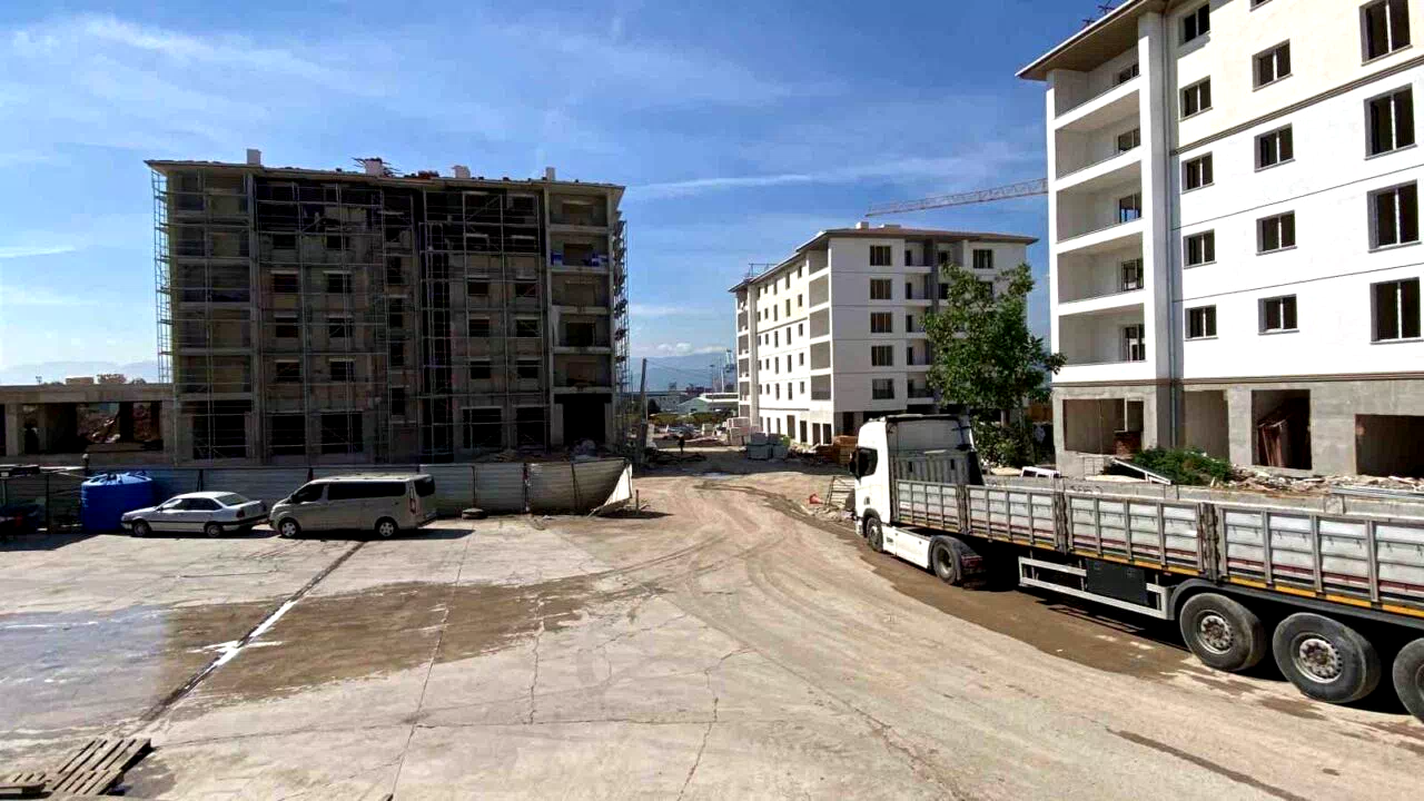 İnşatta fenalaşan işçiye vinç yardımıyla müdahale edildi