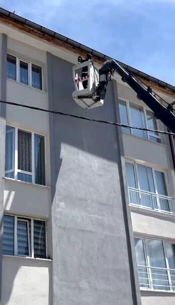 İpe takılarak mahsur kalan kuş, itfaiye ekiplerince kurtarıldı