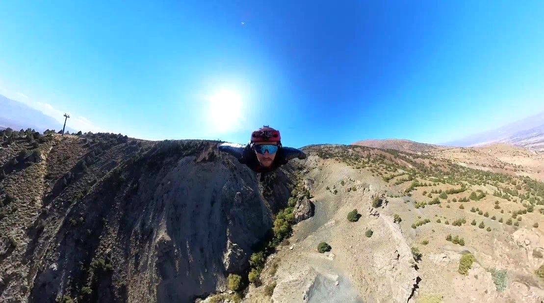İrlandalı sporcunun 2000 metreden wingsuit atlayışı nefes kesti