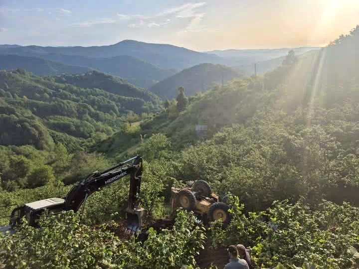 İş makinası şarampole devrildi, operatör atlayarak kurtuldu
