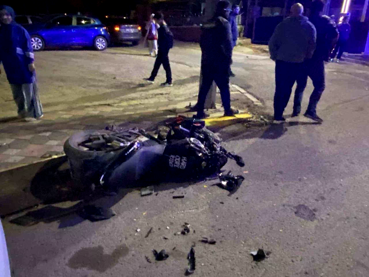 İş makinesi ile çarpışan motosikletli ağır yaralandı