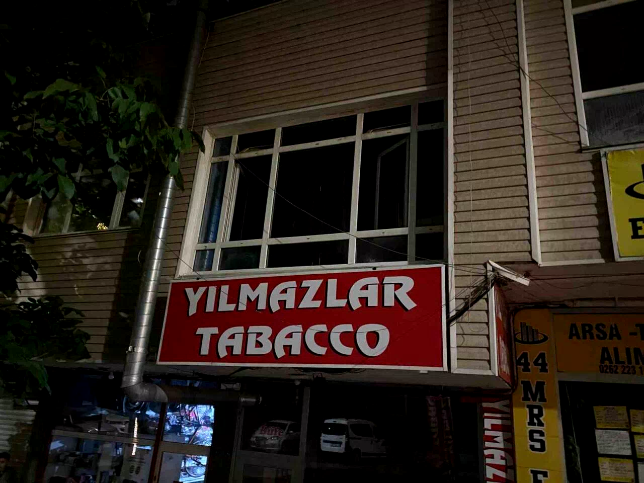 İş yerinde unutulup kapı üstüne kilitlenince çareyi camda aradı, düşerek ağır yaralandı