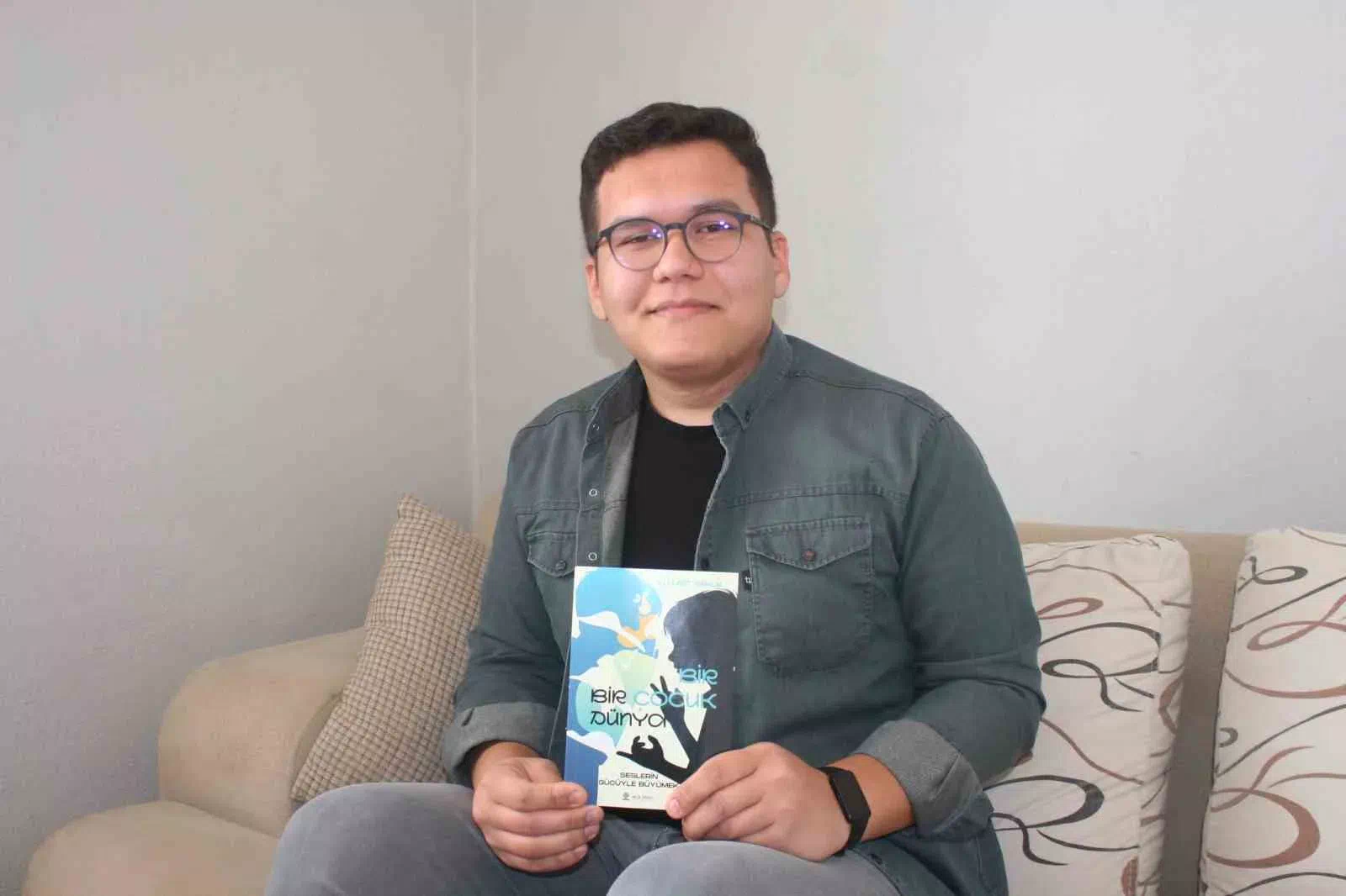 İşitme Engelli Genç Yazarın İlham Veren Hikayesi
