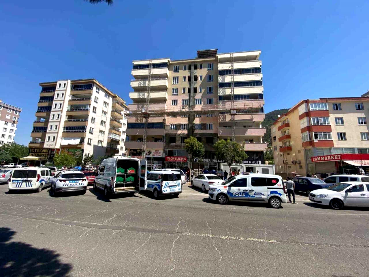 İskele kırıldı, işçiler yere çakıldı: 2 ölü, 1 yaralı