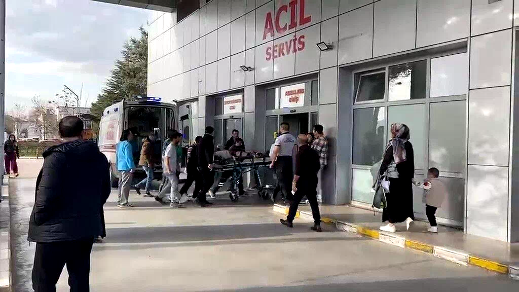 İskeleden düşen 2 işçi yaralandı